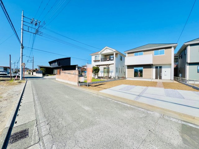 高崎市下豊岡町の前面道路含む現地写真|間口も広く駐車も楽々◎