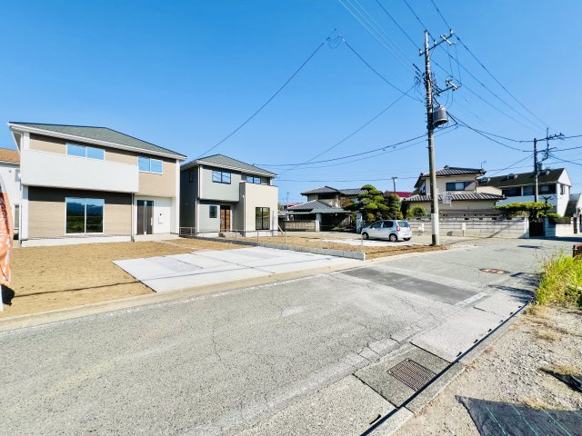 高崎市下豊岡町の前面道路含む現地写真|駐車スペース3台可◎