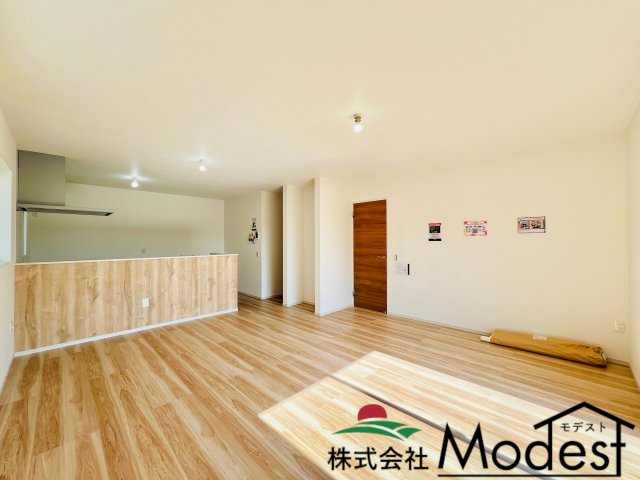 高崎市下豊岡町の居間・リビング|家具の配置も考えやすく、ご家族も自然と集まるLDK♪