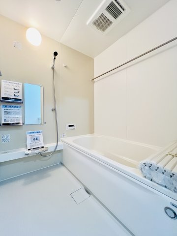 高崎市下豊岡町の浴室|ホワイトを基調としたお風呂で１日の疲れも癒されます♪