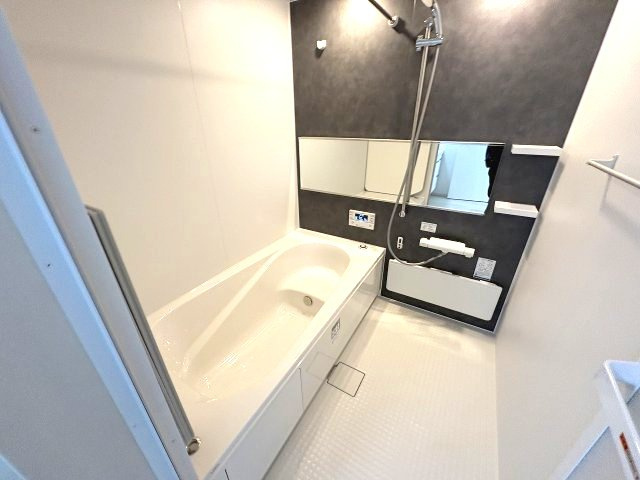 【内装】 | 大野城市雑餉隈町2丁目1期　2号棟（全2棟）【仲介手数料無料・0円】 | 施工例。浴室です。施工例は完成時と異なる場合があります。