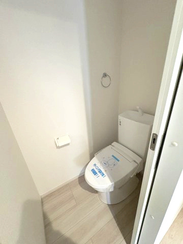 【内装】 | 大野城市雑餉隈町2丁目1期　2号棟（全2棟）【仲介手数料無料・0円】 | 施工例。1階のトイレです。施工例は完成時と異なる場合があります。