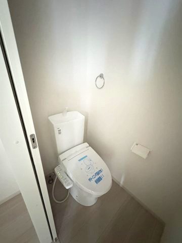 【内装】 | 大野城市雑餉隈町2丁目1期　2号棟（全2棟）【仲介手数料無料・0円】 | 施工例。2階にもトイレです。施工例は完成時と異なる場合があります。