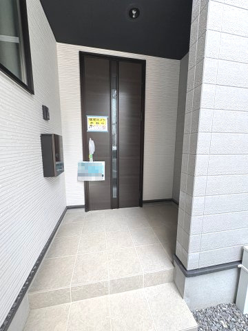 【玄関】 | 大野城市雑餉隈町2丁目1期　2号棟（全2棟）【仲介手数料無料・0円】 | 施工例。施工例は完成時と異なる場合があります。