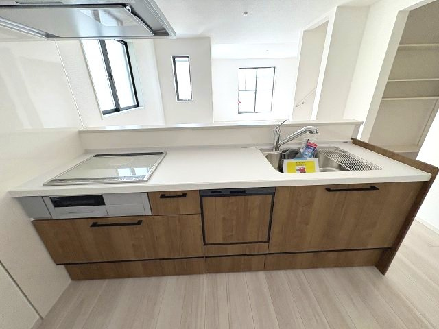 【キッチン】 | 大野城市雑餉隈町2丁目1期　2号棟（全2棟）【仲介手数料無料・0円】 | 施工例。施工例は完成時と異なる場合があります。
