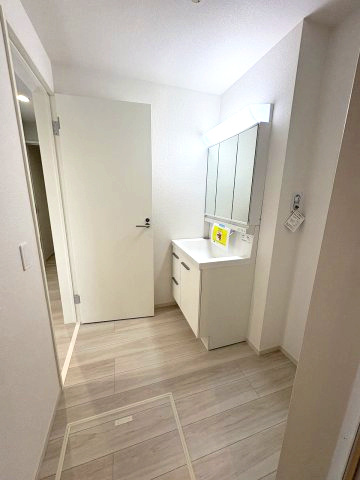 【洗面所】 | 大野城市雑餉隈町2丁目1期　2号棟（全2棟）【仲介手数料無料・0円】 | 施工例。施工例は完成時と異なる場合があります。