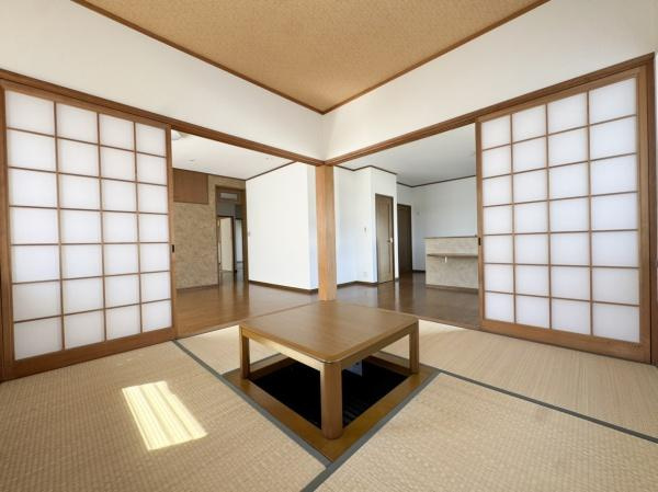 上宗方　中古の和室|リビングに隣接した小上がりの和室は、空間に奥行きと上質感をプラス。
腰掛けやすい段差は、ちょっとした休憩スペースやお子さまのお昼寝、来客時のおもてなしにも便利です。