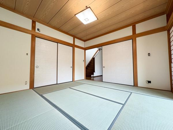 上宗方　中古の和室|落ち着いた雰囲気の和室は、木目の天井と柱が温かみを感じさせます。玄関から直接出入りでき、客間としてもお使いいただけます♪
