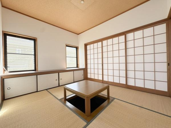 上宗方　中古の洋室|大きな窓から光がしっかり差し込む洋室です。木目調のフローリングが落ち着いた雰囲気を演出しています。収納スペースも備えられています。