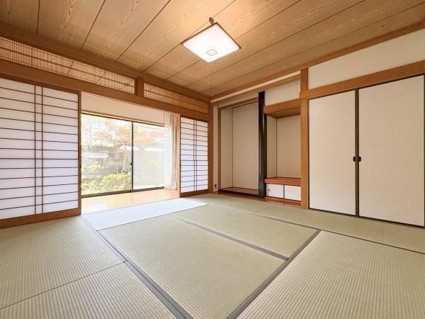 上宗方　中古の和室|広い開口部からは自然光が差し込み部屋全体が明るい印象です。畳の質感が足元にやさしく使い勝手の良さが感じられます。