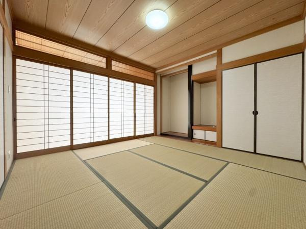 上宗方　中古の和室|落ち着いた雰囲気の和室は、木目の天井と柱が温かみを感じさせます。玄関から直接出入りでき、客間としてもお使いいただけます♪