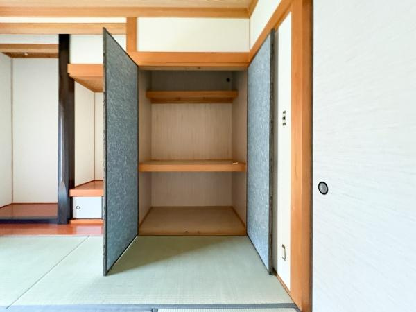 上宗方　中古の収納|和室ならではの押入れ収納が備わっています。奥行きがありたっぷりとした収納スペースが特徴です。棚板もあり使い勝手に配慮されています。扉を閉めればすっきりとした印象になります。
