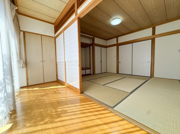 上宗方　中古の収納|和室ならではの押入れ収納が備わっています。奥行きがありたっぷりとした収納スペースが特徴です。棚板もあり使い勝手に配慮されています。扉を閉めればすっきりとした印象になります。