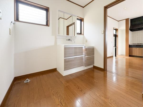 上宗方　中古の独立洗面台|リフォームを行い洗面台交換を行っています。窓があり、明るく換気もしやすい洗面所です。