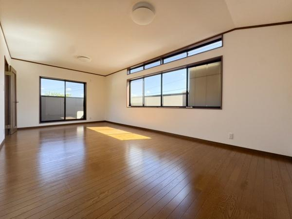 上宗方　中古の独立洗面台|リフォームを行い洗面台交換を行っています。窓があり、明るく換気もしやすい洗面所です。
