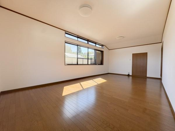 上宗方　中古の浴室|明るい照明と窓からの自然光が特徴のバスルームです。全体的に清潔感がありゆとりある空間設計です。壁面のテクスチャーも印象的で落ち着いた印象を与えます。ミラーや手すりなどの設備も整っています。