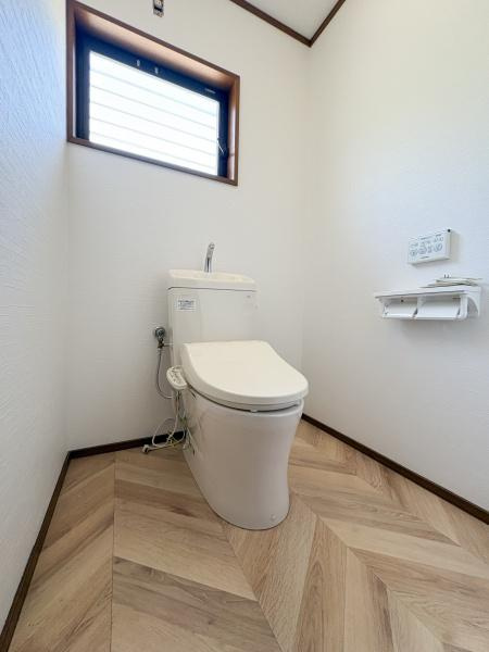 上宗方　中古のトイレ|明るい採光のあるトイレです。清潔感のある内装が特徴的です。ヘリンボーン柄の床が空間にアクセントを加えています。通風窓付きで使いやすい空間です。