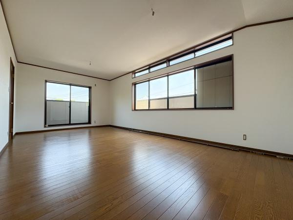上宗方　中古の洋室|広々とした洋室は大きな窓から自然光が差し込み室内がとても明るい印象です。