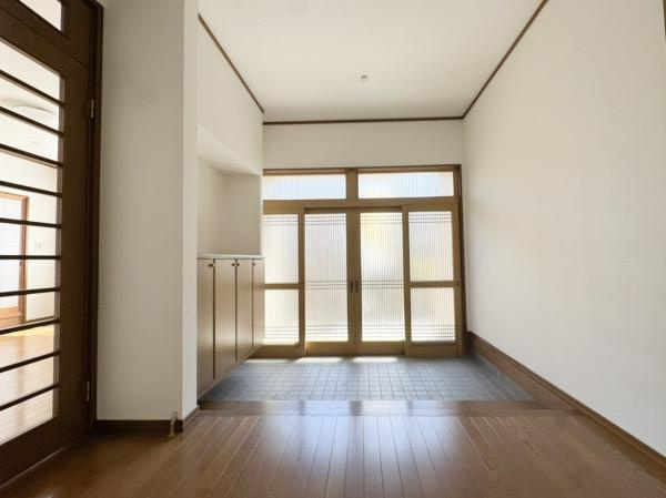 上宗方　中古のその他|庭を眺めながらくつろげる明るい広縁。和室とつながる落ち着いた空間で、四季を感じる暮らしを楽しめます。