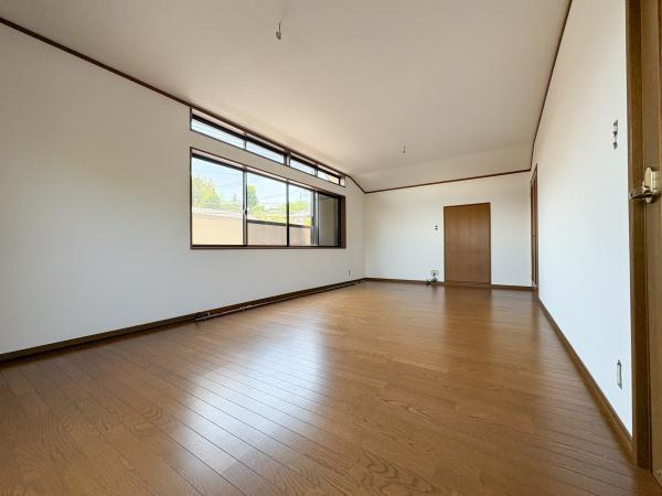 上宗方　中古の洋室|約14.8帖の広々洋室はベッドやデスク、収納家具を置いても余裕があり、主寝室はもちろん、趣味スペースやワークスペースを兼ねたお部屋としても活用できます。