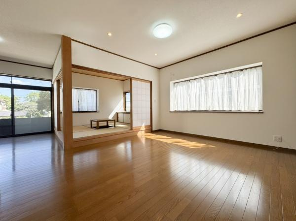上宗方　中古の洋室|広々とした洋室は大きな窓から自然光が差し込み室内がとても明るい印象です。