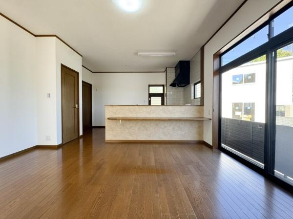 上宗方　中古のバルコニー|バルコニーは開放感があり明るい光が差し込みます。防風性の高い手すりが設けられており安心して過ごせます。屋根が一部かかっているので天候の変化にも対応しやすいです。