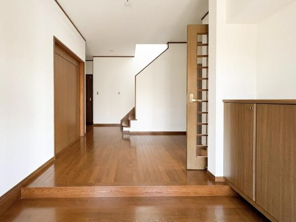 上宗方　中古の玄関|玄関から室内へとつながる、明るくゆとりのあるホール。木目の床があたたかみを演出し、入った瞬間に落ち着きを感じられる空間です。