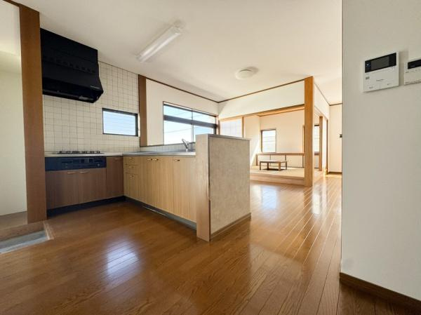 上宗方　中古の玄関|格子の開き戸が印象的な明るい玄関。収納付きで玄関まわりをすっきり保てる、落ち着きのある空間です。