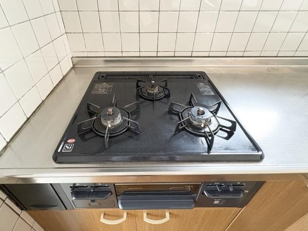 上宗方　中古のキッチン|シンプルなデザインのガスコンロが設置されています。黒色の天板でお手入れも簡単です。三口タイプで調理の幅も広がります。