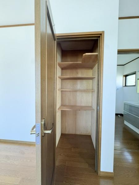 上宗方　中古の玄関|玄関から室内へとつながる、明るくゆとりのあるホール。木目の床があたたかみを演出し、入った瞬間に落ち着きを感じられる空間です。