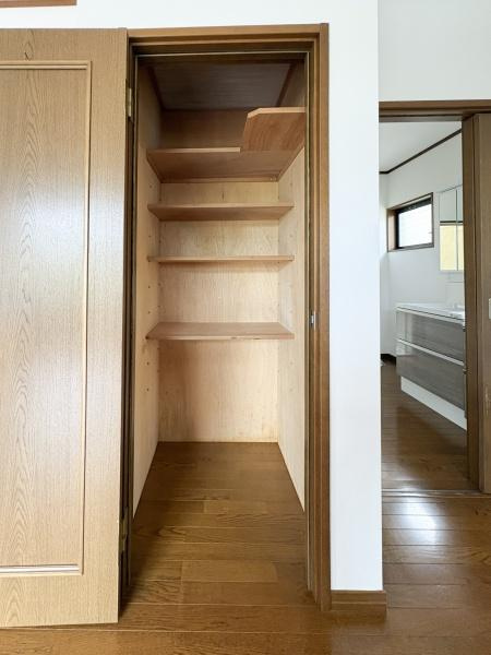 上宗方　中古の収納|可動棚が設置されており、用途に合わせて高さを調整できます。