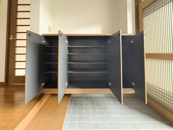 上宗方　中古の玄関|広々としたシューズボックスです。右側は高さのある物も収納できます。