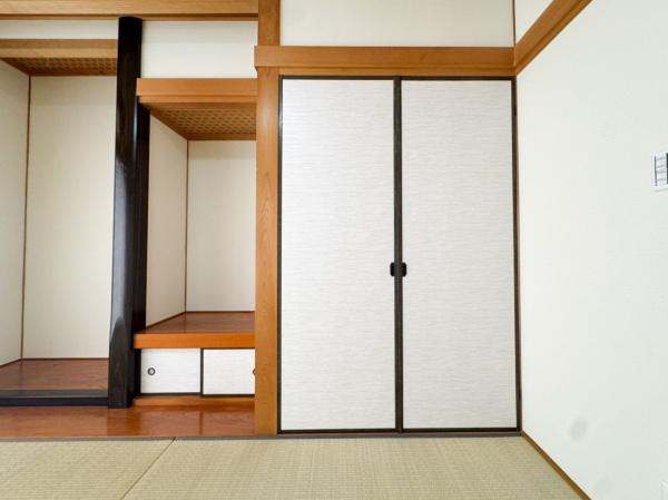 上宗方　中古の玄関|広々としたシューズボックスです。右側は高さのある物も収納できます。