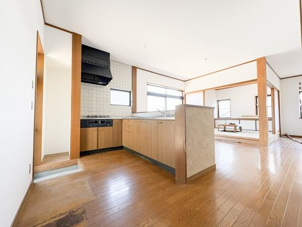 上宗方　中古のキッチン|広々とした空間に配置されたキッチンは室内の明るさを引き立てます。窓があるため換気がしやすく気持ちよく使える環境です。カウンタータイプの造りでリビングを見渡せる設計になっています。
