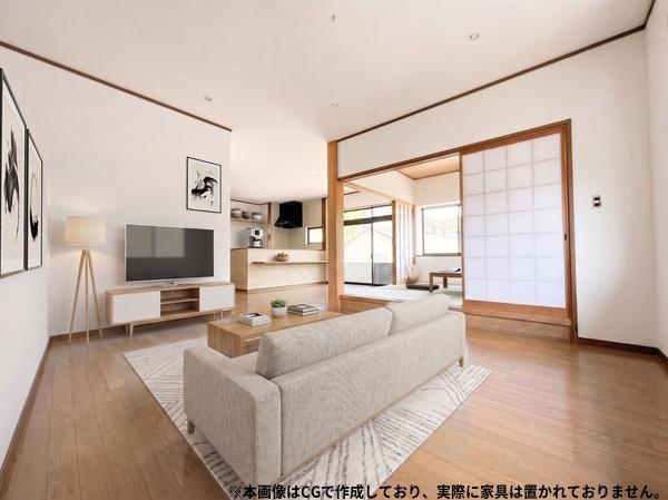 上宗方　中古の居間・リビング|リビングは広々とした空間が広がっています。リビング・和室・キッチンがつながる開放的な空間。木の温もりと和の落ち着きを感じられる、居心地の良いリビングです。