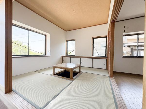上宗方　中古の和室|リビングに隣接した小上がりの和室は、空間に奥行きと上質感をプラス。
腰掛けやすい段差は、ちょっとした休憩スペースやお子さまのお昼寝、来客時のおもてなしにも便利です。