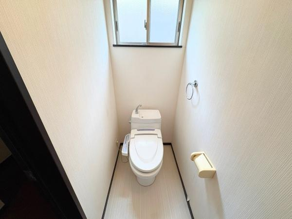 望みが丘　戸建てのトイレ|窓付きで換気しやすいトイレです。すっきりとした内装が印象的です。温水洗浄便座付きで、快適なトイレ環境を整えています。
