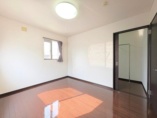 望みが丘　戸建ての洋室|明るい日差しが差し込む洋室です。シンプルな内装でお好みのレイアウトが楽しめます。木目調の床が空間を引き締めています。収納スペースも確保されており、使い勝手の良い洋室です。
