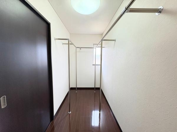 望みが丘　戸建ての収納|明るい空間に設けられたウォークインクローゼットです。窓付きで換気も可能な点が特徴です。ハンガーパイプが複数設置されており衣類の整理がしやすいです。