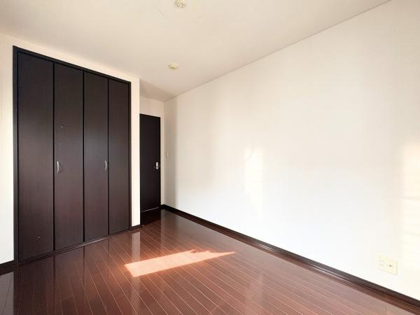 望みが丘　戸建ての洋室|床の色合いが落ち着いた雰囲気を演出しています。大きなクローゼットがあり収納スペースも確保されています。自然光が差し込む明るい印象です。