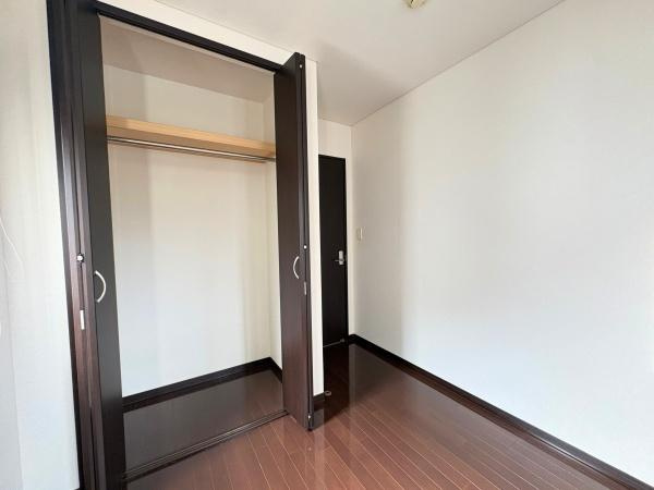 望みが丘　戸建ての収納|収納スペースがしっかりと確保されています。扉の開閉もスムーズで使い勝手の良さを感じられます。室内の雰囲気に合った落ち着いた色合いの収納です。