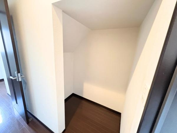 望みが丘　戸建ての収納|階段下のスペースを活用した収納です。奥行きがありさまざまな物がすっきり収まります。シンプルな内装が特徴で整理しやすい仕様です。