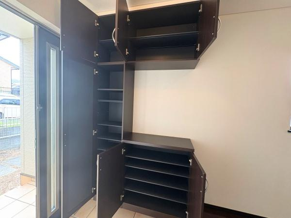 望みが丘　戸建ての玄関|玄関には収納力に優れたシューズボックスが設置されています。玄関まわりをすっきりと維持しやすく空間が有効活用されています。