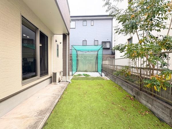 望みが丘　戸建ての庭|ゆとりのある庭スペースが広がり外観との調和が取れた心地よい雰囲気です。手入れのしやすい芝生が敷かれており使い勝手の良い空間です。採光をしっかり取り込める窓面も魅力の一つです。