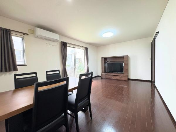 望みが丘　戸建ての居間・リビング|大きな窓から光が差し込む明るいリビングです。広々とした空間で開放感があります。落ち着いた色合いのフローリングが魅力です。テレビボードやテーブルセットなど家具が配置しやすいレイアウトです。