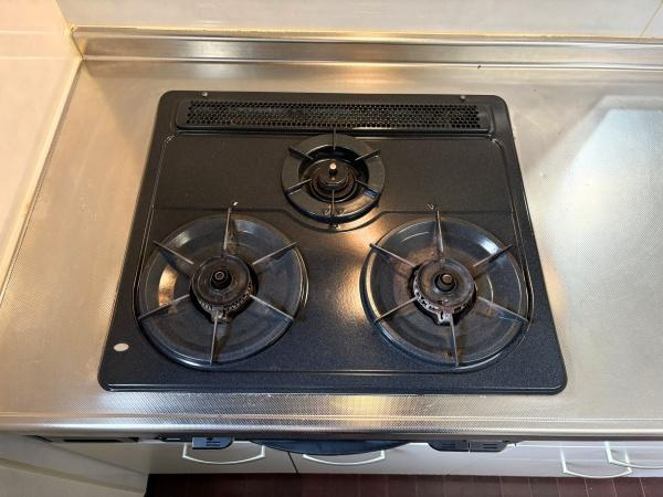 望みが丘　戸建てのキッチン|3口タイプのガスコンロで同時調理にも対応しています。シンプルなデザインで清掃しやすい仕様です。全体的に使い勝手を考慮したキッチンです。