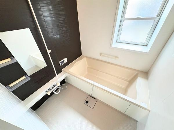 望みが丘　戸建ての浴室|明るい窓付きで清潔感のあるバスルームです。スタイリッシュな壁面デザインが特徴的です。浴槽はゆったりとしたサイズ感です。