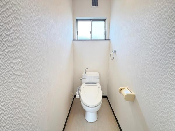 望みが丘　戸建てのトイレ|換気に便利な窓付きで明るい空間のトイレです。壁紙や床の色合いがシンプルで落ち着いた印象です。スペースも十分に確保されています。