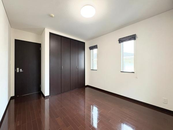 望みが丘　戸建ての洋室|落ち着いた色合いのフローリングが特徴の洋室です。クローゼットが備わっており収納スペースが確保されています。2つの窓からの自然光が室内を明るく照らします。