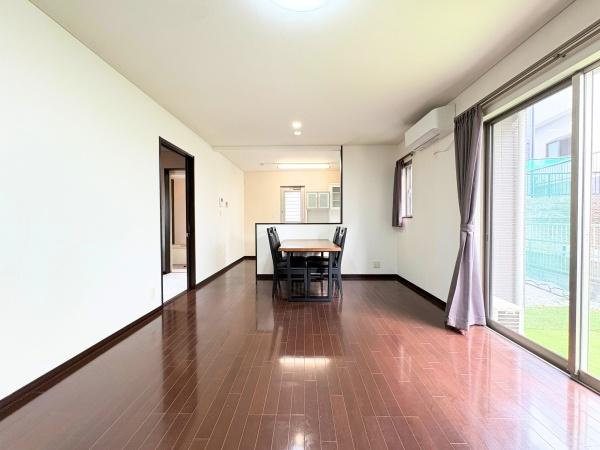 望みが丘　戸建ての居間・リビング|リビングには大きな窓があり自然光がたっぷりと差し込みます。フローリングの光沢が美しく清潔感のある空間です。ダイニングスペースがしっかり確保されています。